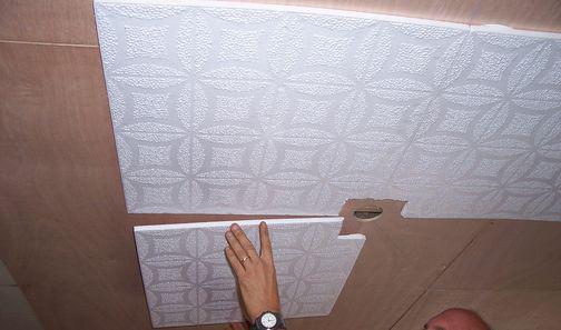 Как клеить плитку на потолок