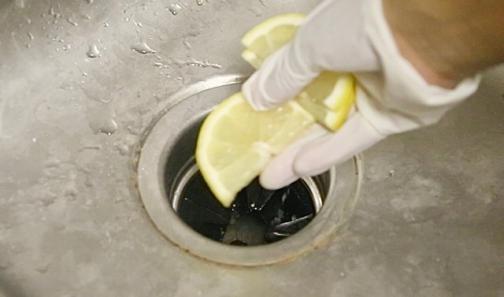 Быстрый способ очистки слива кухонной раковины натуральными средствами